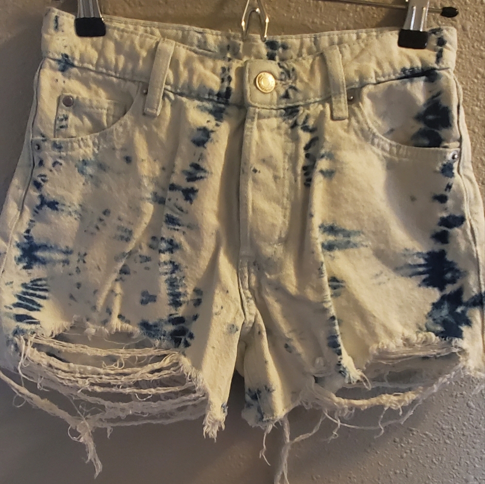 White washed H&M &Denim 90s Boyfriend Shorts